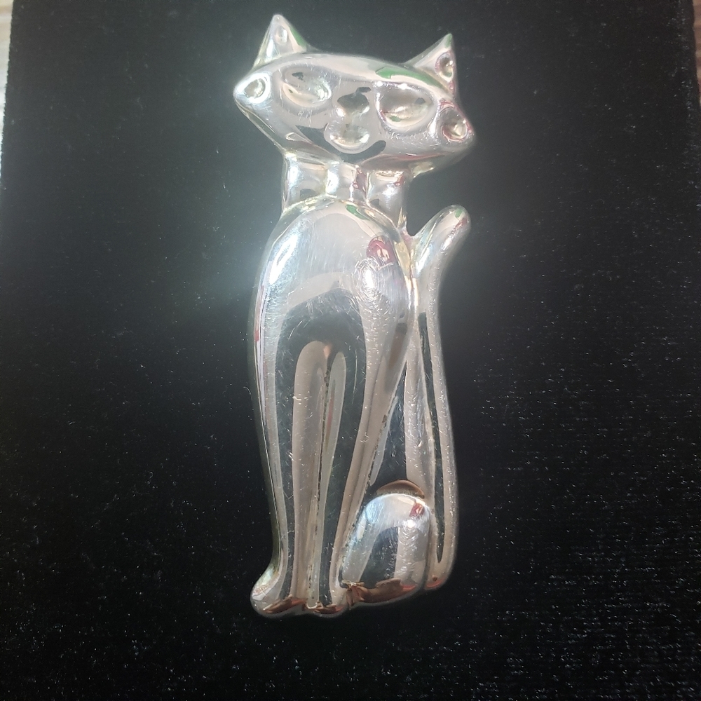 Sitting cat brooch pin. 925 silver